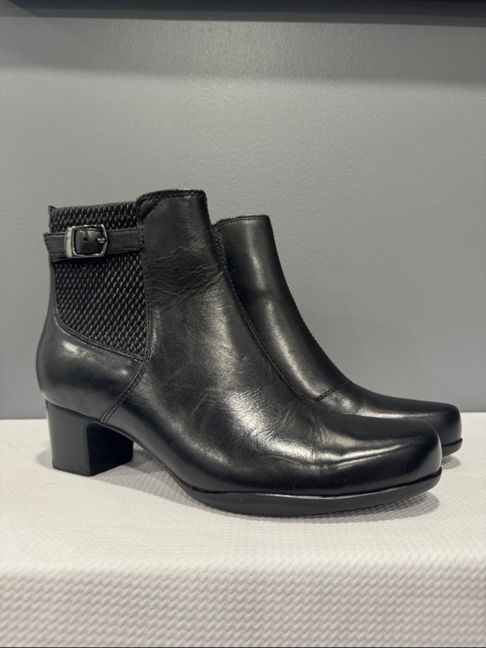 Clarks Artisan Low Heel Leather Ankle Boots Size 9.5 EUC